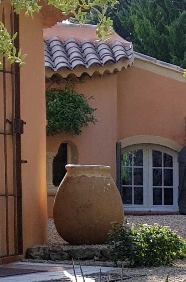 Pierres Blanches Bed & Breakfast Cotignac Exterior photo